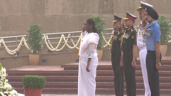 राष्‍ट्रपति द्रौपदी मुर्मू ने तेज बारिश में वीर सपूतों को किया सेल्‍यूट, VIDEO देख लोग बोले- शानदार,अतुलनीय