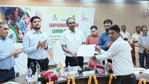 Maharajganj News: महराजगंज में हुआ संपूर्णता अभियान सम्मान समारोह  का आयोजन, DM ने कहीं ये खास बातें