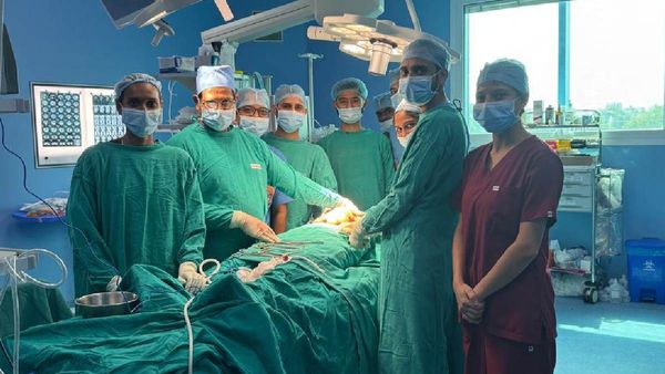 AIIMS Gorakhpur: जान जाने का था खतरा, फुटबॉल के साइज का था ट्यूमर, ऐसे मिली नई जिंदगी