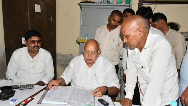 UP: कृषि मंत्री ने सहकारी समितियों और निजी उर्वरक केंद्रों का किया औचक निरीक्षण, जाना वितरण का हाल