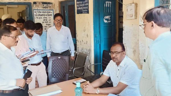 Maharajganj News: निर्माणाधीन पशु चिकित्सालाय भवन का डीएम ने किया निरीक्षण, इस वजह से हुए नाराज