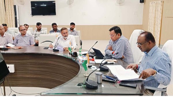 Maharajganj News: नोडल अधिकारियों को मिली जिले के 21 तटबन्धों की जिम्मेदारी, डीएम ने दिए यह निर्देश