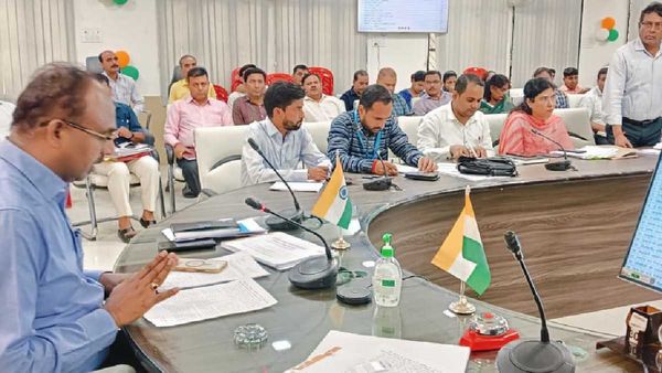 DM Maharajganj की बड़ी कार्रवाई, बिना सूचना अनुपस्थित 05 एएनएम और 01 सीएचओ की बर्खास्तगी का नोटिस जारी