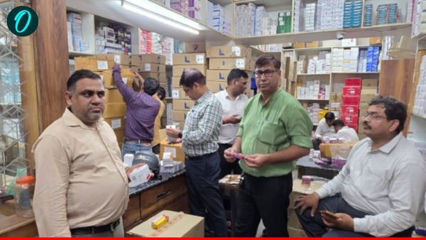 Agra News: मरीज बनकर छापेमारी में करोड़ों की नकली दवाएं जब्त, कारोबारी बोला- एक करोड़ ले लो, मामला खत्म करो