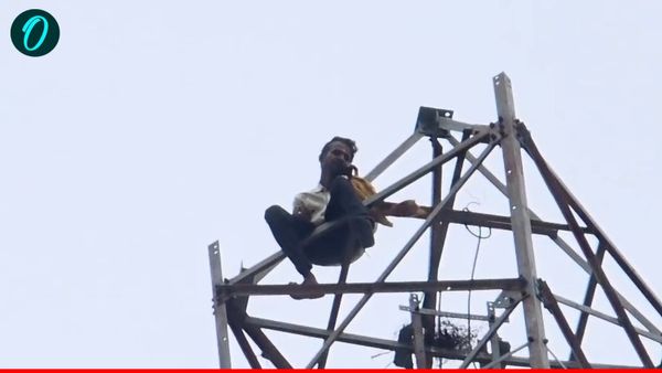 Bhadohi News: युवक टावर पर चढ़ा, प्रेमिका से फोन पर बात कराई पुलिस तो थमा ड्रामा, बोला- दिल को मिली शांति