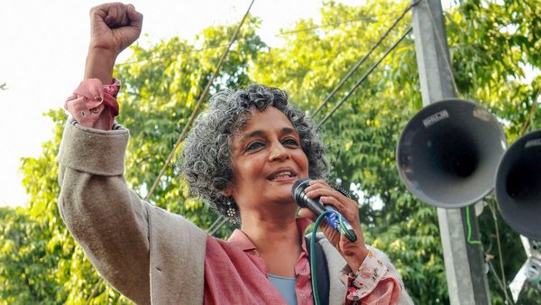 जम्मू-कश्मीर में विवादित साहित्य पर बड़ी कार्रवाई! अरुंधती रॉय सहित कई लेखकों की किताबें बैन