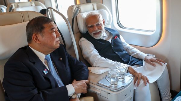 जापानी PM के साथ प्रधानमंत्री मोदी ने की बुलेट ट्रेन की सवारी, ट्रेंनिंग ले रहे भारतीय लोको पायलटों से भी मिले