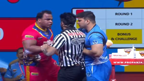 VIDEO: Pro Panja League में मचा बड़ा बवाला! दो एथलीट्स में हाथापाई, रेफरी ने किया बचाव!