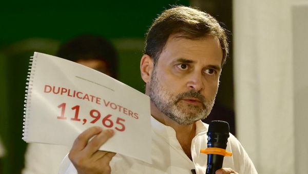 INDIA ब्लॉक के नेताओं के साथ डिनर पार्टी में राहुल गांधी ने दिखाए चुनाव में धोखाधड़ी के सबूत, SIR पर चर्चा हुई