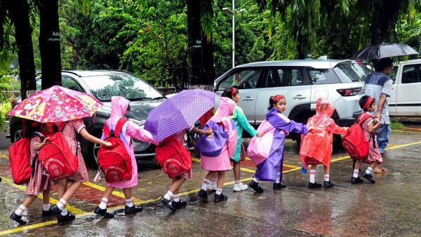 देश के कई हिस्सों में भारी बारिश और बाढ़ का कहर जारी, राजस्थान-UP सहित कई राज्यों में स्कूल बंद, देखें लिस्ट