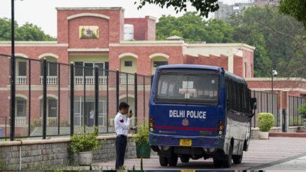 Delhi School: दिल्ली में बम की धमकी से दहशत, मालवीय नगर और नजफगढ़ समेत 50 स्कूल निशाने पर