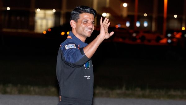 'मोबाइल भारी लगता है, लैपटॉप बिस्तर से गिरा देता हूं', भारतीय एस्ट्रोनॉट शुभांशु शुक्ला को आखिर हुआ क्या?