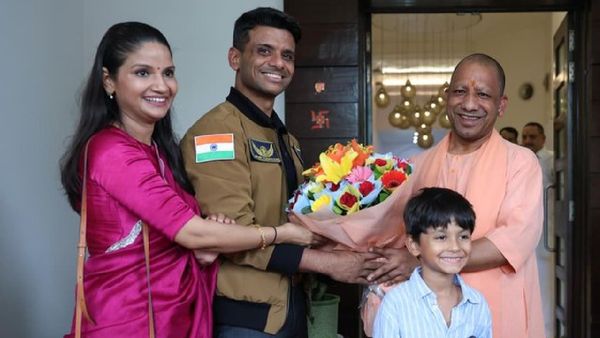 Shubhanshu Shukla और उनकी पत्नी से मिले CM योगी, जानें क्या दिया अनोखा तोहफा? अंतरिक्ष में बिताए थे 18 दिन