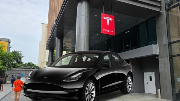 Tesla Delhi Launch: टेस्ला का दिल्ली-NCR में धमाकेदार एंट्री, राजधानी में कहां खुला शो-रूम और चार्जिंग स्टेशन