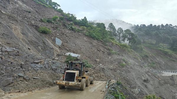 Uttarakhand weather: बारिश का दौर, भूस्खलन और मलबा आने से कई हाईवे और सड़कें बंद, मुश्किलों भरा सफर जारी