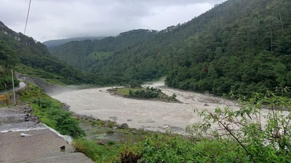 Uttarakhand weather: फिर भारी बारिश का दौर, देहरादून समेत इन जिलों के लिए अलर्ट, लाइफलाइन पर गहराया संकट
