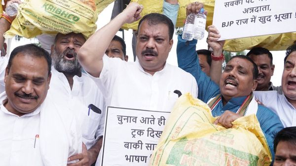 खाद संकट पर कांग्रेस का MP विधानसभा में जोरदार प्रदर्शन, सिंघार बोले- “किसानों के आंसू पोंछने में नाकाम सरकार