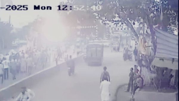 MP News: सिवनी में कांवड़ यात्रा में बड़ा हादसा, हाईटेंशन लाइन से टकराया डीजे का झंडा, चार श्रद्धालु झुलसे