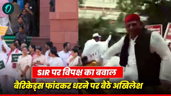 SIR पर प्रदर्शन कर रहे Akhilesh Yadav को पुलिस ने रोका, तो बैरिकेड्स फांदकर धरने पर बैठ गए