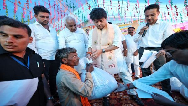 MP News: चंदेरी में ज्योतिरादित्य सिंधिया का दौरा, बाढ़ पीड़ितों को राहत, स्वास्थ्य और शिक्षा में बड़ी सौगात