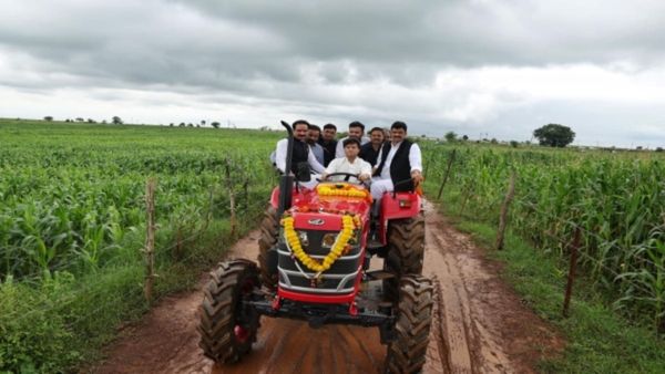 ट्रैक्टर पर सवार सिंधिया: बाढ़ पीड़ितों के बीच राहत और विश्वास का संबल, गुना के कलोरा में बांटी आर्थिक सहायता