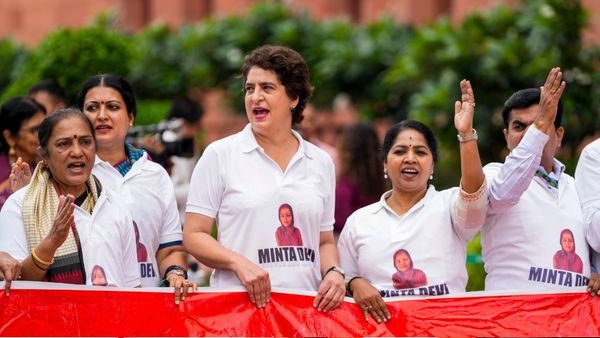 कौन हैं 124 साल की ‘मिंता देवी’? जिनकी फोटो वाली टी-शर्ट पहनकर प्रियंका गांधी ने सांसदों संग किया प्रदर्शन