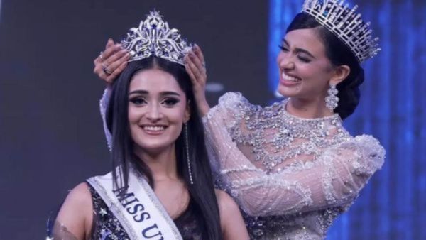 कौन हैं 22 साल की मनिका विश्वकर्मा? जीता मिस यूनिवर्स इंडिया 2025 का खिताब, जानें कितनी है दौलत?