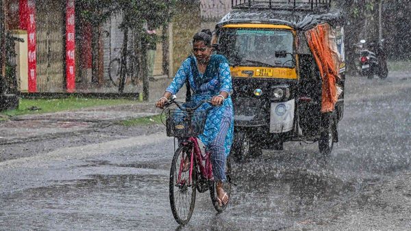 Aaj Ka Mausam: IMD का बड़ा अपडेट! कई राज्यों में भारी बारिश का अलर्ट, बिहार-राजस्थान में बढ़ी चिंता