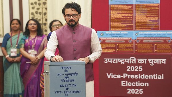 Vice President Election: अनुराग ठाकुर का दावा, 'इंडिया अलायंस के सांसद कर रहे सीपी राधाकृष्णन को वोट'