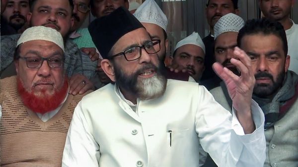 Bareilly Violence Update: मौलाना तौकीर रजा समेत 8 गिरफ्तार, 48 घंटे के लिए इंटरनेट सेवा बंद, धारा 144 लागू