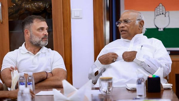 Bihar Chunav 2025: कांग्रेस ने खोई जमीन वापस पाने के लिए शुरू की तैयारी, राहुल-प्रियंका करेंगे बड़े कार्यक्रम