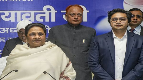 UP Politics: आकाश आनंद के ससुर की भी BSP में वापसी, अशोक सिद्धार्थ और मायावती के बीच ऑल वेल?