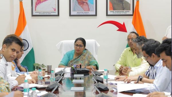 CM रेखा गुप्ता के पति की बैठक में मौजूदगी पर उठे सवाल, AAP बोली- दिल्ली सरकार बनी ‘फुलेरा पंचायत’