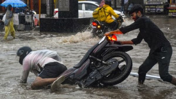 Delhi rain: भारी बारिश ने दिल्‍ली, नोएडा गुरुग्राम का हाल किया बेहाल, 2 सितंबर को यमुना में आ सकती है बाढ़