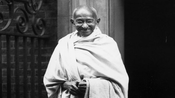 Gandhi Jayanti 2025: स्कूल-कॉलेज में गांधी जयंती के मौके पर दें ऐसी स्पीच, हर कोई करेगा आपकी तारीफ