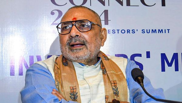 Bihar Chunav 2025: Giriraj Singh के विवादित बोल से NDA की ज़मीन खिसकने का ख़तरा, अपने नेता ने ही दे दी नसीहत!