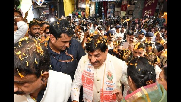 MP News: GST 2.0 की शुरुआत पर सीएम डॉ. मोहन यादव ने किया चौक बाजार में संवाद, दशहरे के लिए खरीदा कुर्ता
