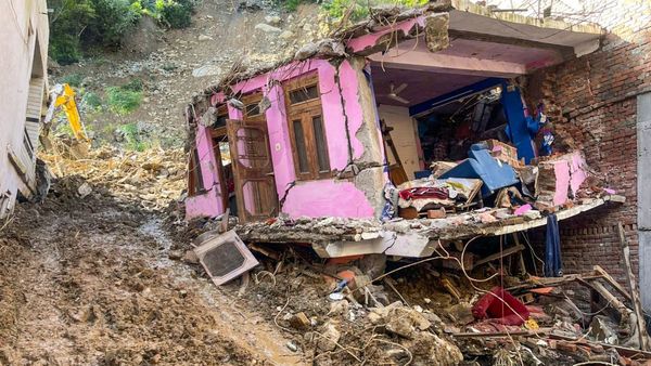 मंडी के धरमपुर में बादल फटने से तबाही, झील में बदला बस स्टैंड, कंगना रनौत को लेकर क्यों उठ रहे सवाल?