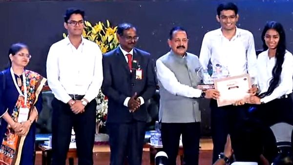 ISRO रोबोटिक्स चैलेंज में नोएडा के छात्रों की बड़ी उपलब्धि, हासिल की ऑल इंडिया रैंक-2