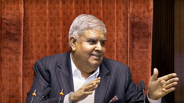 जगदीप धनखड़ सरकारी बंगला छोड़ अब इस नेता के घर पर हुए शिफ्ट, जानिए 40 साल पुराने रिश्ते की पूरी कहानी