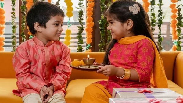 Bhai Dooj 2025 Date Muhurat: 22 या 23 अक्टूबर, कब है भाई दूज? जानें सही तारीख, शुभ मुहूर्त और परंपराएं