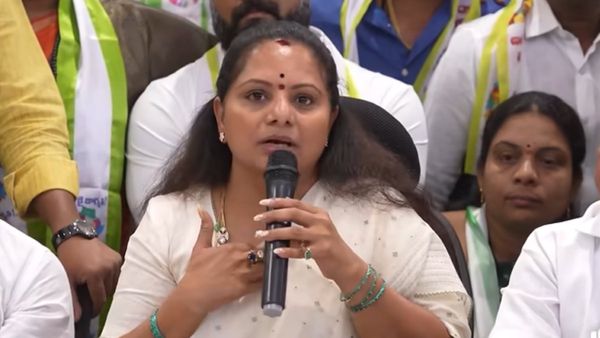 Telangana Politics: BSR से निलंबन के बाद K Kavita ने दिया इस्‍तीफा, पिता KCR के लिए भावुक होकर बोल दी बड़ी बात