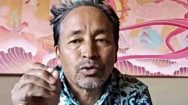 Leh Ladakh Violence: सोनम वांगचुक के संगठन का गृह मंत्रालय ने लाइसेंस किया कैंसिल, लगे हैं ये गंभीर आरोप