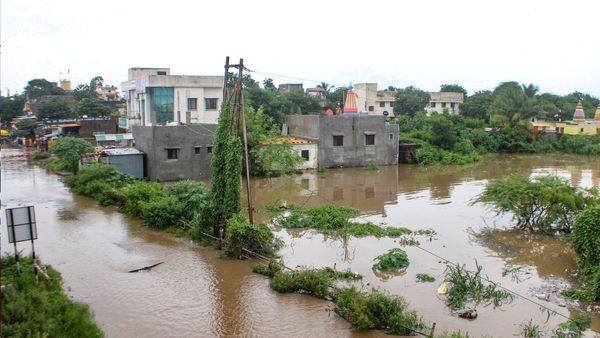 भारी बारिश से महाराष्ट्र बेहाल: मराठवाड़ा के कई गांव डूबे, बीड़ और लातूर के घरों में घुसा पानी
