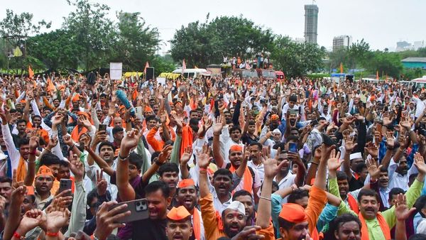 Maratha Quota Protest: मराठा आरक्षण आंदोलन ने रोकी मुंबई की रफ्तार! अनशन पर बैठे जारंगे ने पानी भी छोड़ा