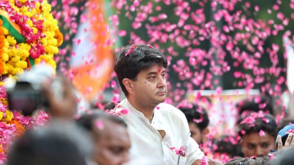 मुरैना पहुंचे सिंधिया पर फूलों की वर्षा कर हज़ारों लोगों ने किया भव्य स्वागत, POPSK का उद्घाटन किया