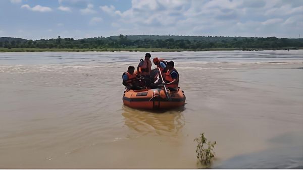 Muzaffarpur News: 'पंचायत की धमकियों ने तोड़ा हौसला', दो बच्चों संग पिलखी पुल से महिला ने नदी में लगाई छलांग