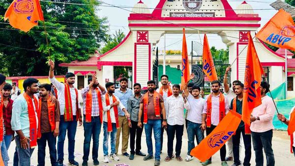 दिल्ली विश्वविद्यालय छात्र संघ चुनाव में ABVP की जीत पर गोरखपुर में जश्न