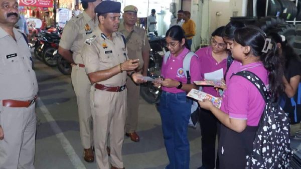 DIG Gorakhpur ने नारी शक्ति के सम्मान में की यह खास पहल, कहा - 'मिलेगी हर पल मदद'