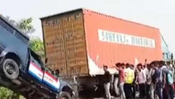 Aligarh News:अलीगढ़ में कैंटर-कार की भिड़ंत में 4 की मौत, ऐसे हुआ हादसा